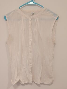 Old Navy Cream Sleeveless Button-Up Blouse